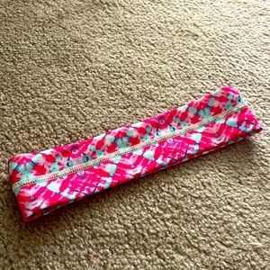 A stretchable unworn headband that is great to hold back hair